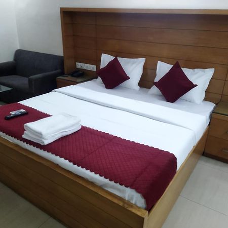 Signature Plaza Hotel Új-Delhi Kültér fotó