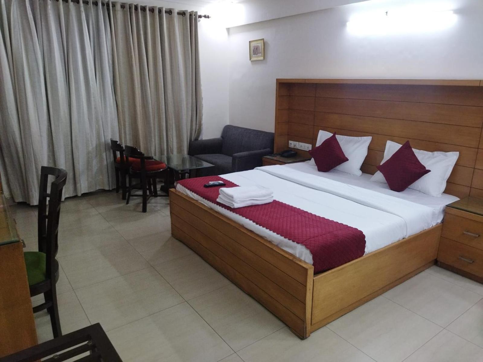 Signature Plaza Hotel Új-Delhi Kültér fotó