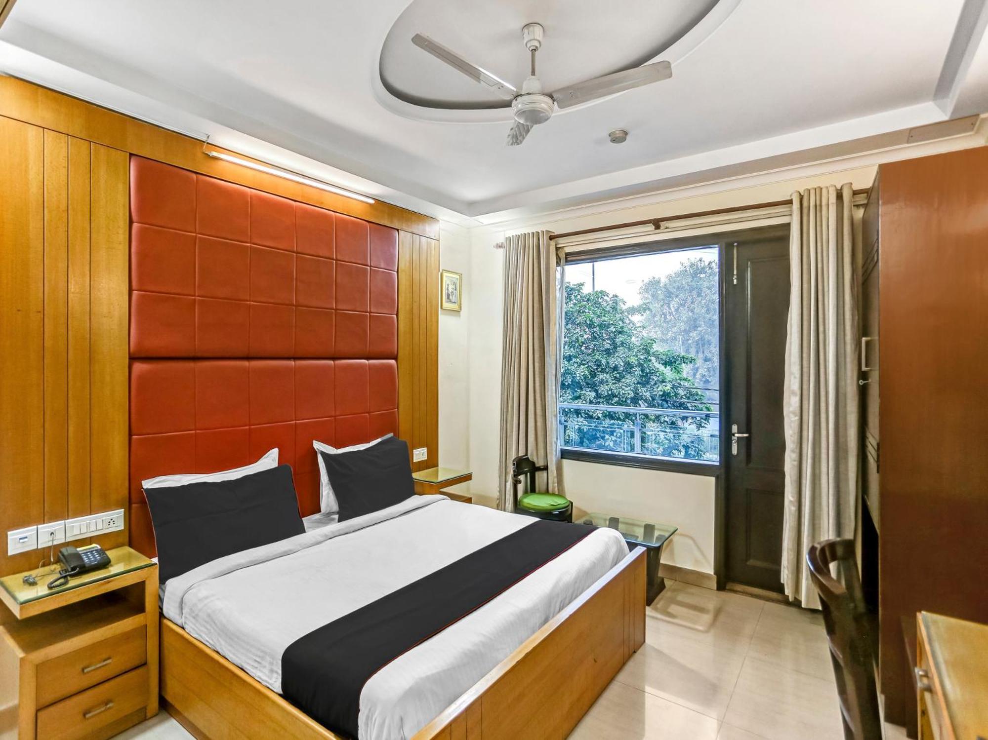 Signature Plaza Hotel Új-Delhi Kültér fotó