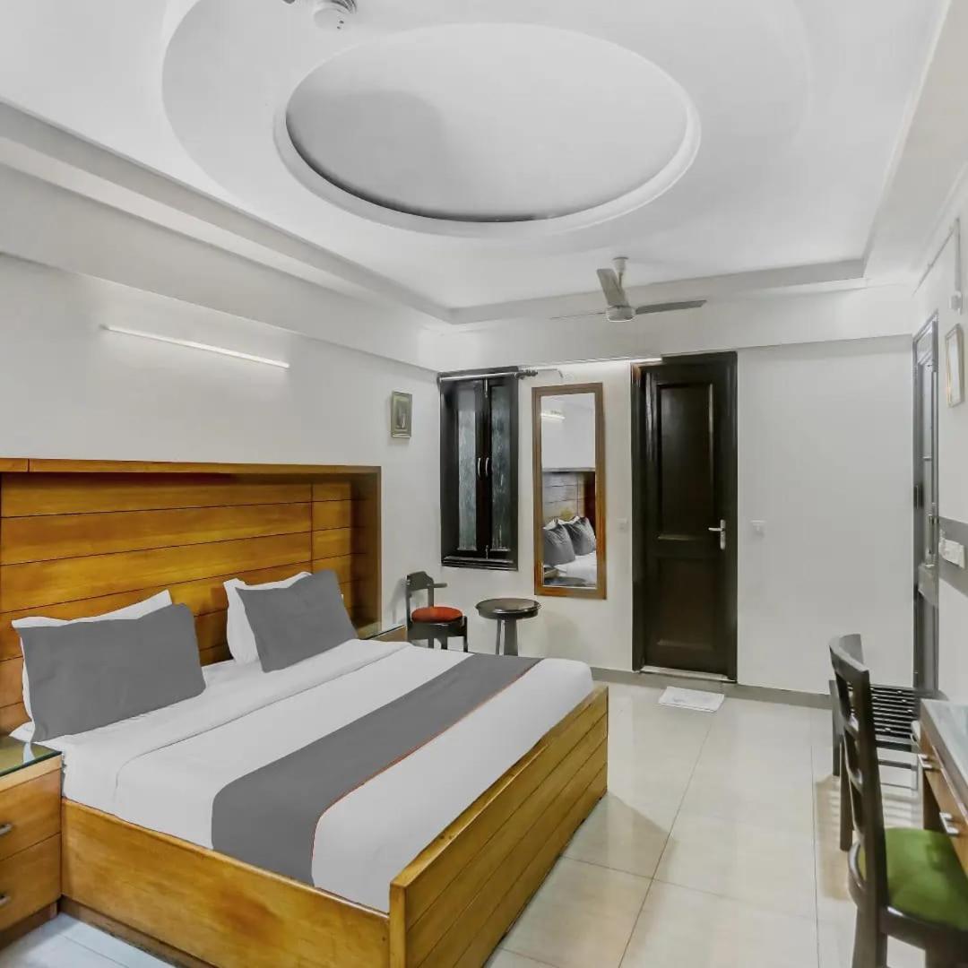Signature Plaza Hotel Új-Delhi Kültér fotó